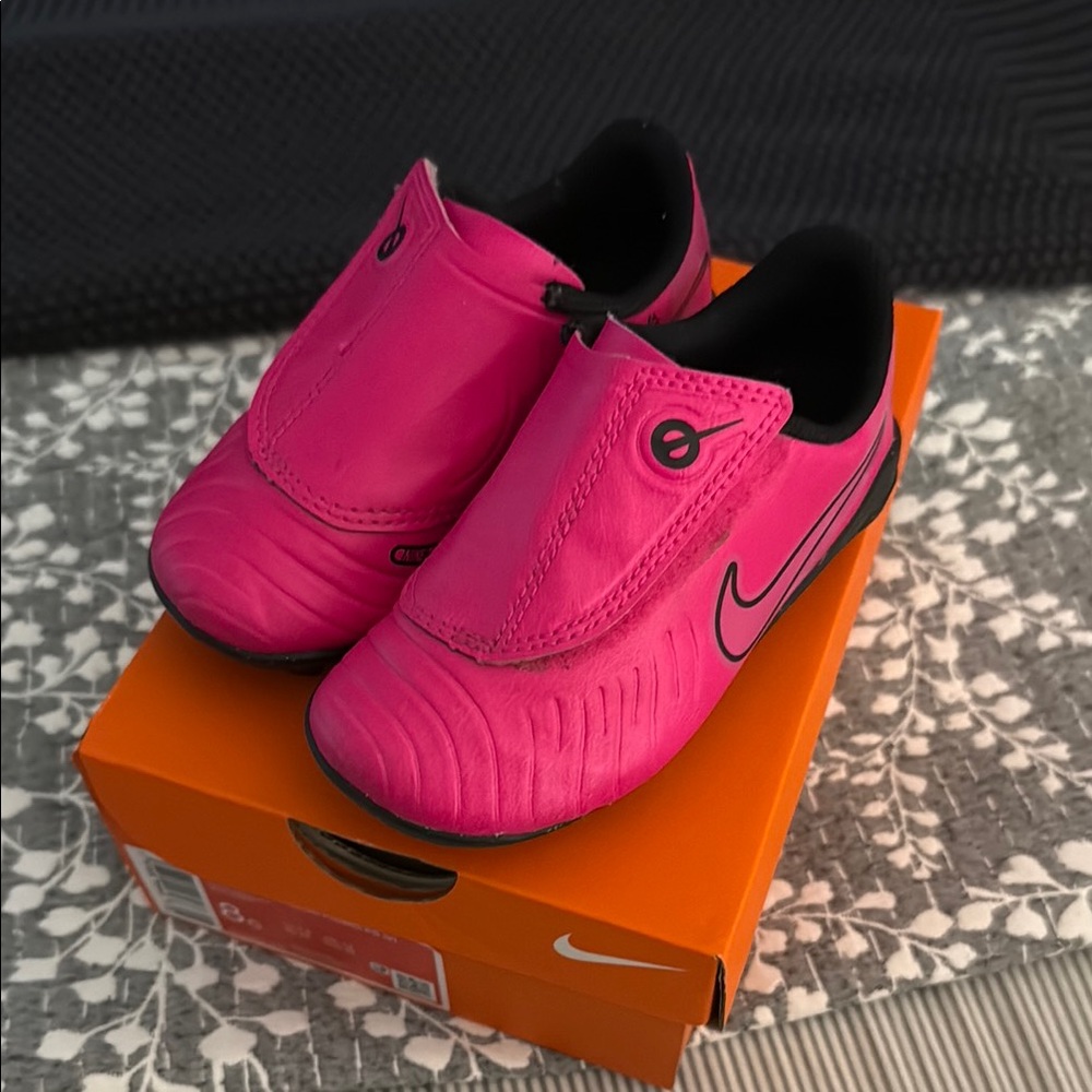 Hot pink Nike soccer cleats Junior legend 10 club size 8C